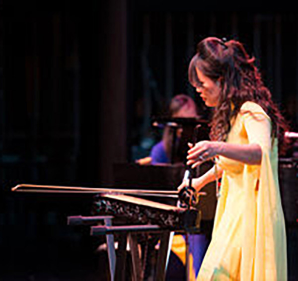 Vân-Ánh Võ performs on the 16-string đàn tranh (zither)